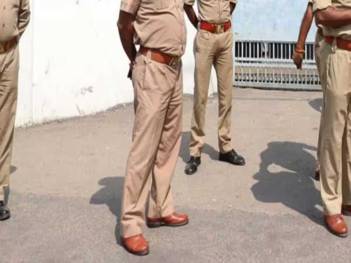 पुलिसकर्मियों की वर्दी फाड़ने व मारपीट के आरोप में 12 नामजद